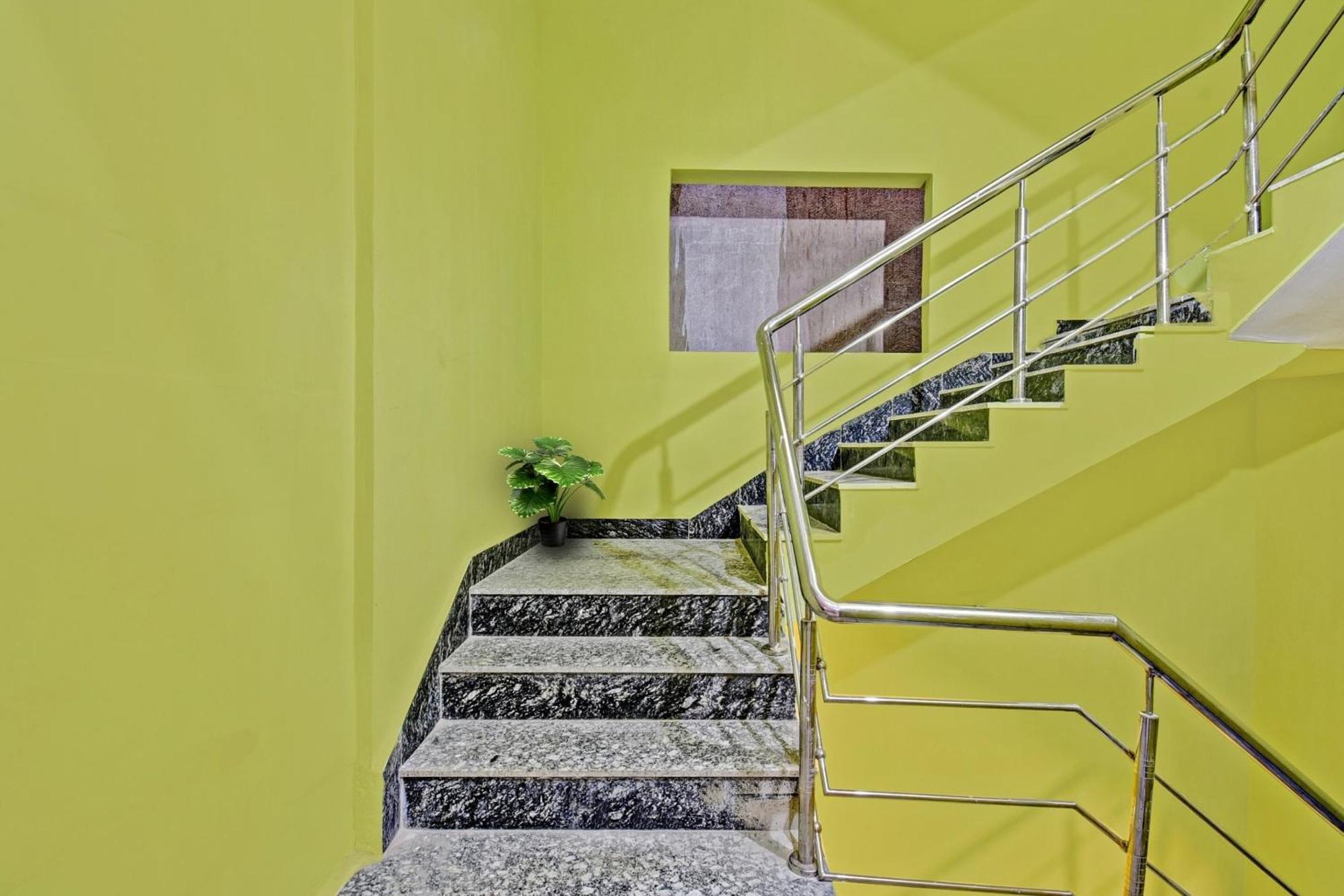 Hotel O Lotus Inn Danapur Bagian luar foto